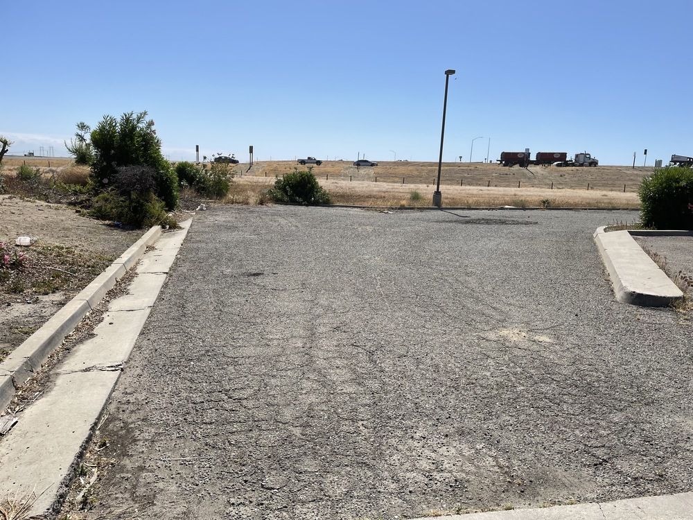 Freestanding Freeway Visible Restaurant + Equipment : 25014 W Dorris Ave, Coalinga, CA 93210